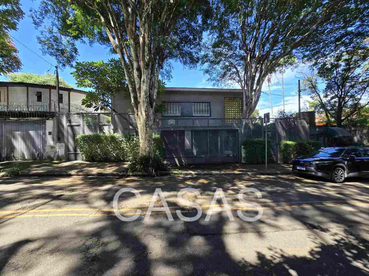 CASA – SUMARÉ – 1180 m2 terreno – Piscina – muito verde